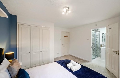 Hartwell House | Beautiful 5 bedroom house in Stone, Aylesbury, Free parking