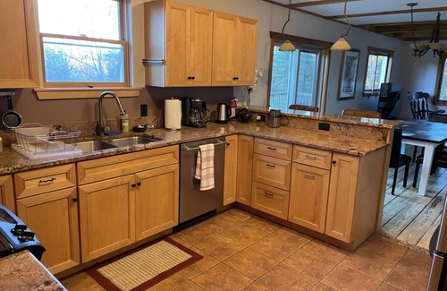 Putney House | Beautiful 5-Bedroom Upscale Country Home With Home Theater