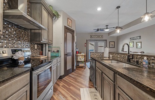 Branson Cabin | Beautiful 6 Bedroom Pool Side Lodge