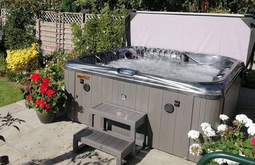 East Horrington House | Beautiful 7 bedroom house with hottub, wifi and parking near Bath/Wells/Frome