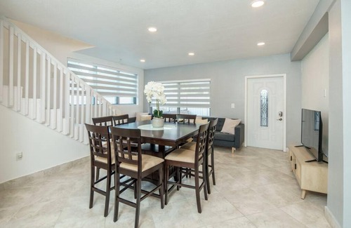 Hialeah Villa | Beautiful 7-Bedroom Villa with Pool
