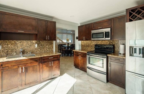 Hialeah Villa | Beautiful 7-Bedroom Villa with Pool