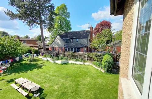 Coventry House | Beautiful 9-bedroom house with WiFi in charming Coventry