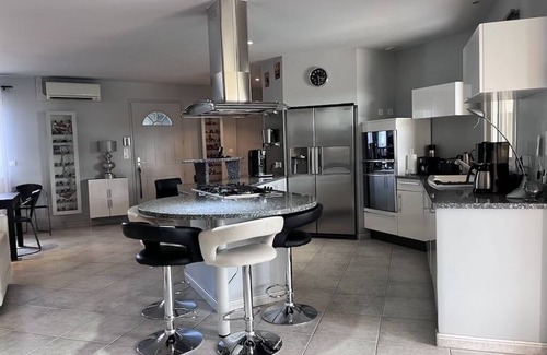 Teyran Villa | Beautiful air-conditioned single-storey villa with swimming pool, spa and sauna