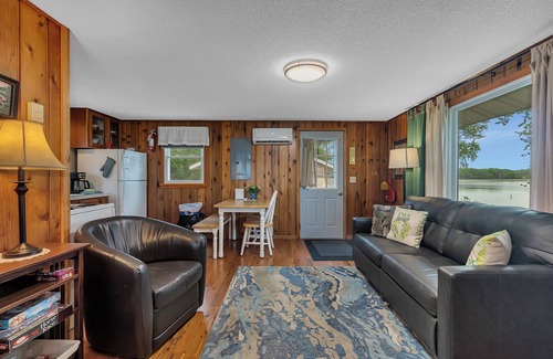 South Haven Cottage | Beautiful and Clean 2 Bedroom Cottage on Clearwater Lake