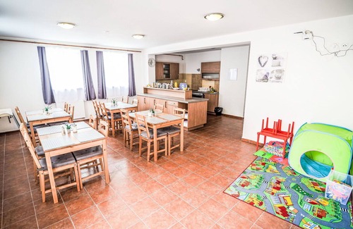 Cesky Krumlov Apartment | Beautiful apartment for 5 guests with WIFI, patio, pets allowed and parking