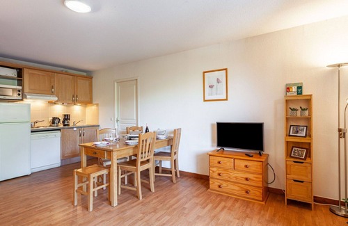 Les Bottieres Apartment | Beautiful apartment for 6 guests with pool, internet, TV, balcony and parking