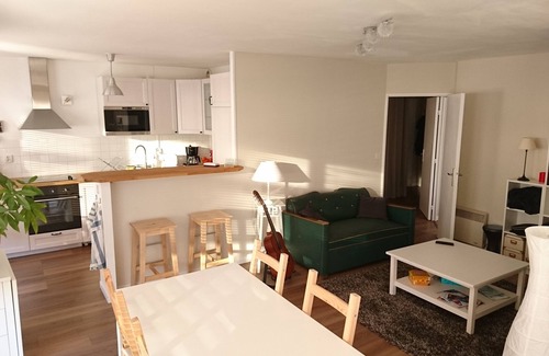 Miroir - Batignolles Apartment | BEAUTIFUL APARTMENT 50m2 - PRIVATE PARKING - WIFI - NEAR SOUTH STATION