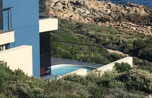Gansbaai Apartment | Beautiful apartment for 4 guests with pool, WIFI, TV, terrace and parking