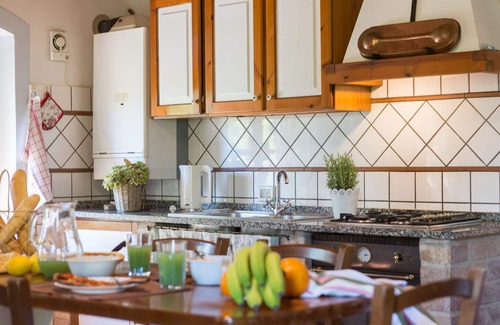 Peccioli Apartment | Beautiful apartment for 6 people with pool, WIFI, A/C, TV, pets allowed and panoramic view