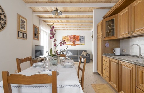 Erli Apartment | Beautiful apartment for 6 people with WIFI, TV, terrace, pets allowed and parking