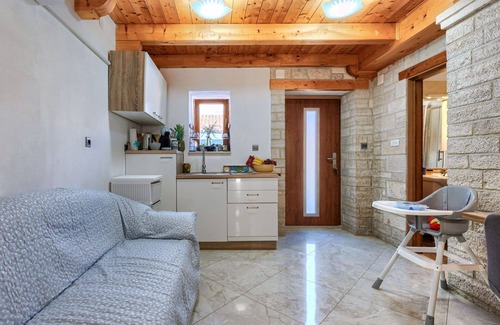 Bibici Apartment | Beautiful apartment for 4 people with WIFI, private pool, A/C, TV, pets allowed and parking