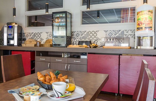 Chaveignes Apartment | Beautiful apartment for 6 guests with WIFI, pool, TV, terrace, pets allowed and parking