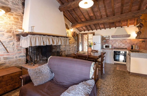Poggi del Sasso Villa | Beautiful apartment in villa for 5 guests with pool, A/C, WIFI, TV, patio, pets allowed and park.
