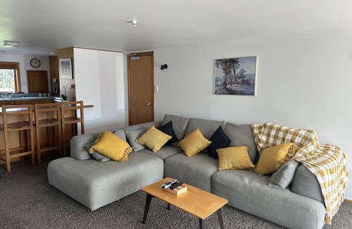 Wanaka Apartment | Beautiful apartment only 5-minute walking distance to shops, restaurants & lake