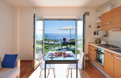 Bergeggi Apartment | Beautiful apartment with garden overlooking the sea in Resort & Spa