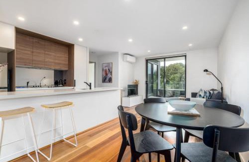 Turner Apartment | Beautiful Art Apartment near Tram and Shops! - Hosted by CanStay