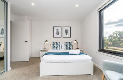 Turner Apartment | Beautiful Art Apartment near Tram and Shops! - Hosted by CanStay