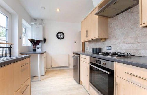Montpellier House | Beautiful Bath Road Retreat with Log Burner