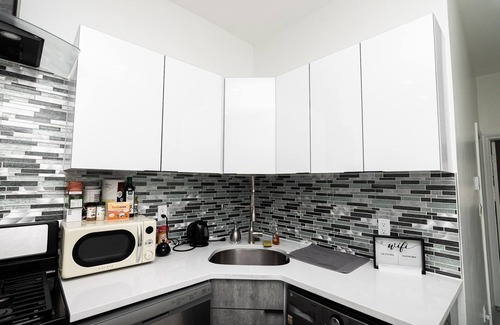 The Heights Apartment | Beautiful , bright, close to NY, 2bedroom, marble floors