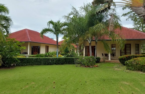 Cha-am House | Beautiful bungalow with shared outdoor pool and 2 km from the sandy beach