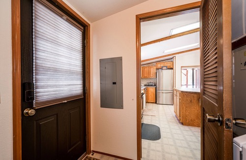 La Pine House | Beautiful cabin on wildlife trail boundary. Fenced , 30 minutes from Bachelor.