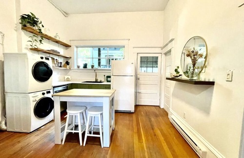 Marpole Apartment | BEAUtifuL Charming high-ceiling Home in Vancouver