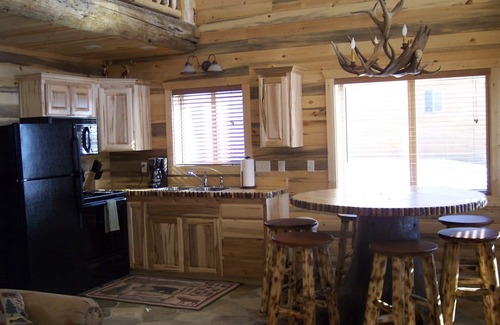 Alpine Cabin | Beautiful Clean Cabin on the Salt River With Hot Tub, Fishing, Horseback Rides