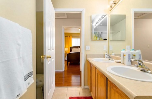 Green Valley Ranch House | Beautiful Clean Home for 30 day stays /10 min to Airport/ 20 min to dtwn Denver