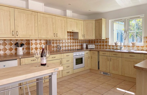 Aberporth House | Beautiful coastal retreat with sea views, 100m to Aberporth Beach!