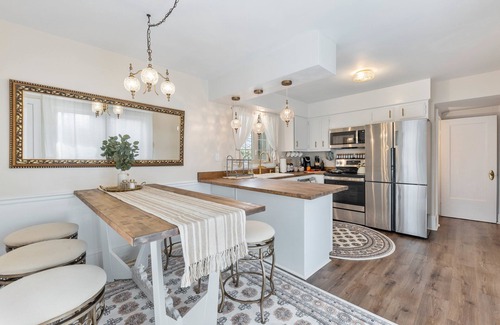 Geneva Condo | - Beautiful Condo - King Bed - Free Waffle Breakfast -