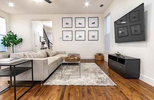 West Dallas House | Beautiful Contemporary 4BR near Downtown Dallas