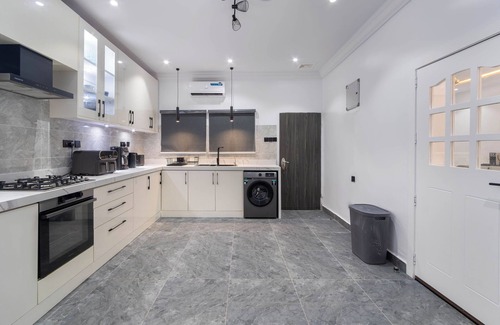 Ofin Apartment | Beautiful Cosy 3 bed Apartment