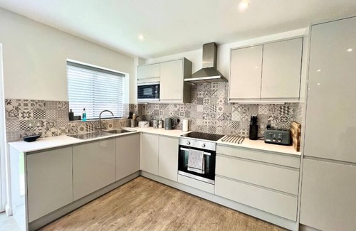 Barrow Gurney House | Beautiful Cosy Rural Retreat with Parking!
