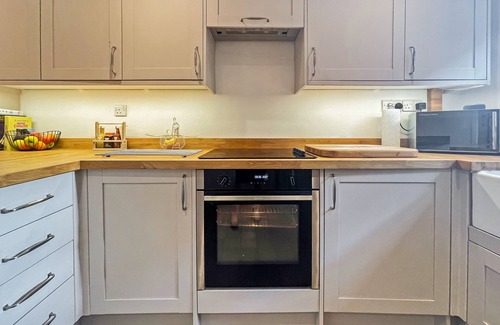 Cauldon Low House | Beautiful Cottage in Heart Of Peak District Village Close to Amenities