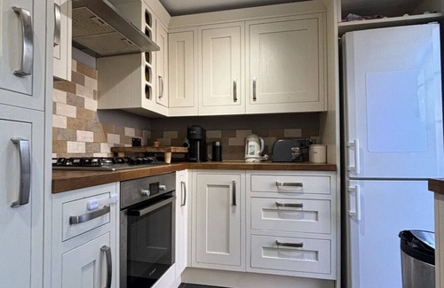 Coombe Hill Cottage | Beautiful cottage overlooking Richmond park. Easy reach to central london