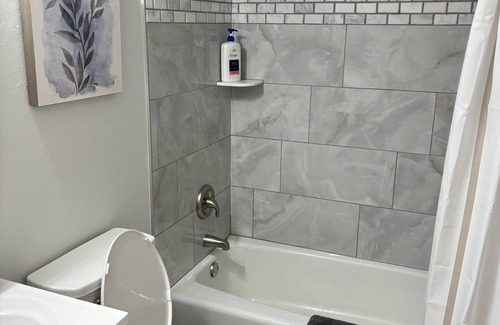 Granite City Apartment | Beautiful Cozy Family Apt Near Park