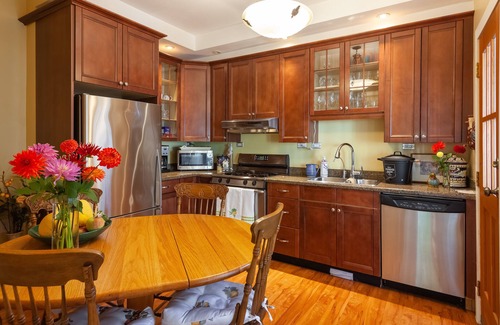 Kitsilano House | Beautiful, cozy & very clean 3BR in Posh Kitsilano, a must!