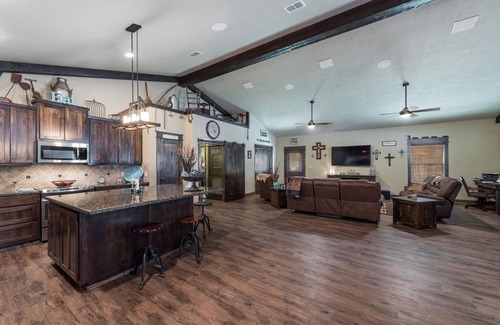 Caldwell House | Beautiful custom barndominium perfect for Aggie game day, events and getaways!