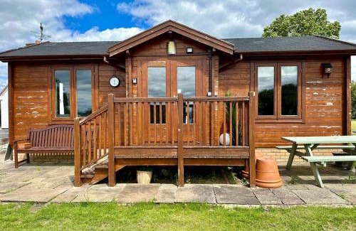 Hartpury House | Beautiful Danford House & Lodge with Hot Tub