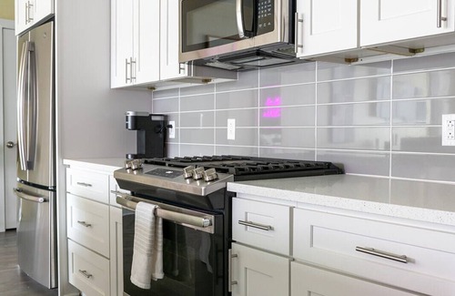 Bywater Condo | Beautiful Design, Parking, Pool
