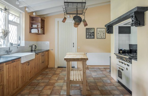 Bazuin House | Beautiful English Villa with jacuzzi