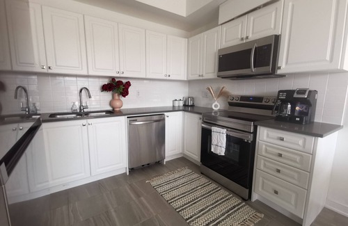 Barrie Villa | Beautiful Estate in the Heart of Barrie, 7mins to Lakeshore