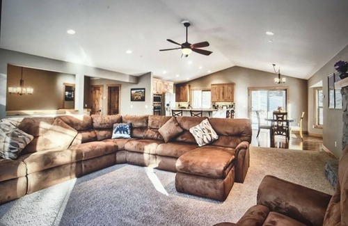 Pioneer Trail House | Beautiful, family friendly, well-appointed mountain retreat close to everything!