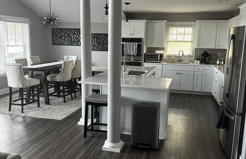 Springfield House | Beautiful Family Lake House