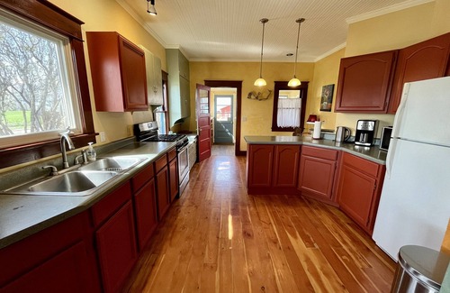 Lazear House | Beautiful Farmhouse- Sleeps up to 7.