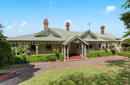 Bunyip House | Beautiful Federation Residence for 16 Guests great for wedding functions