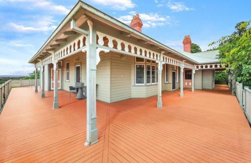 Bunyip House | Beautiful Federation Residence for 16 Guests great for wedding functions