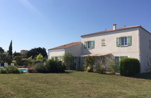Mortagne-sur-Gironde Villa | Beautiful Charentaise House With Private Pool Above Charming Port Near Beaches