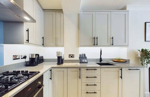 Harrow Road Apartment | Beautiful Garden Apartment near Warwick Avenue